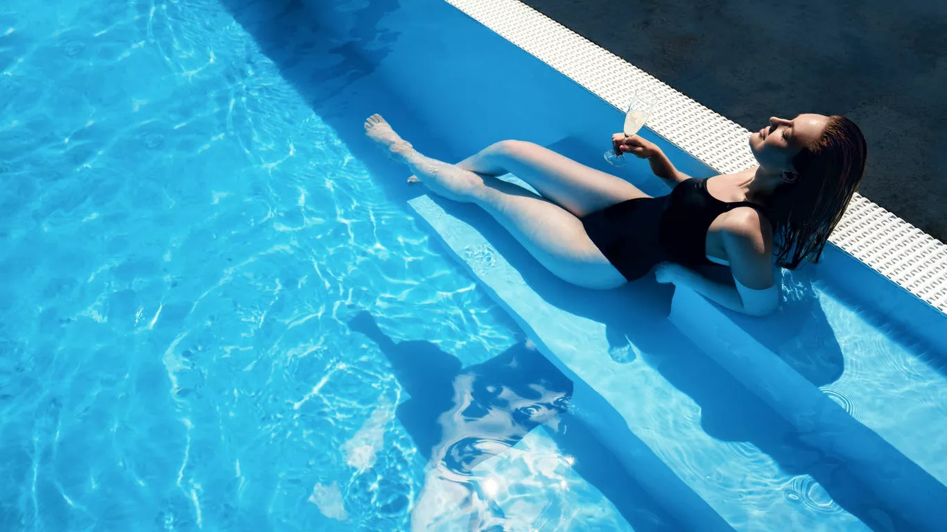Žena relaxuje v bazénu